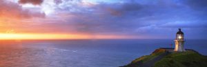 夜明け前の海と灯台　Toyo Onlineのヘッダー画像